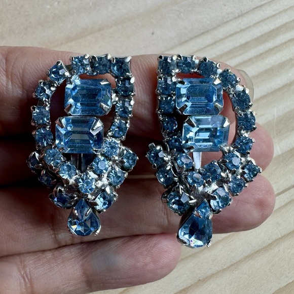 VTG Statement Clip Earrings 1 3/8" Ice Blue Crystal Rhinestone Silver Tone Bling - Picture 4 of 8